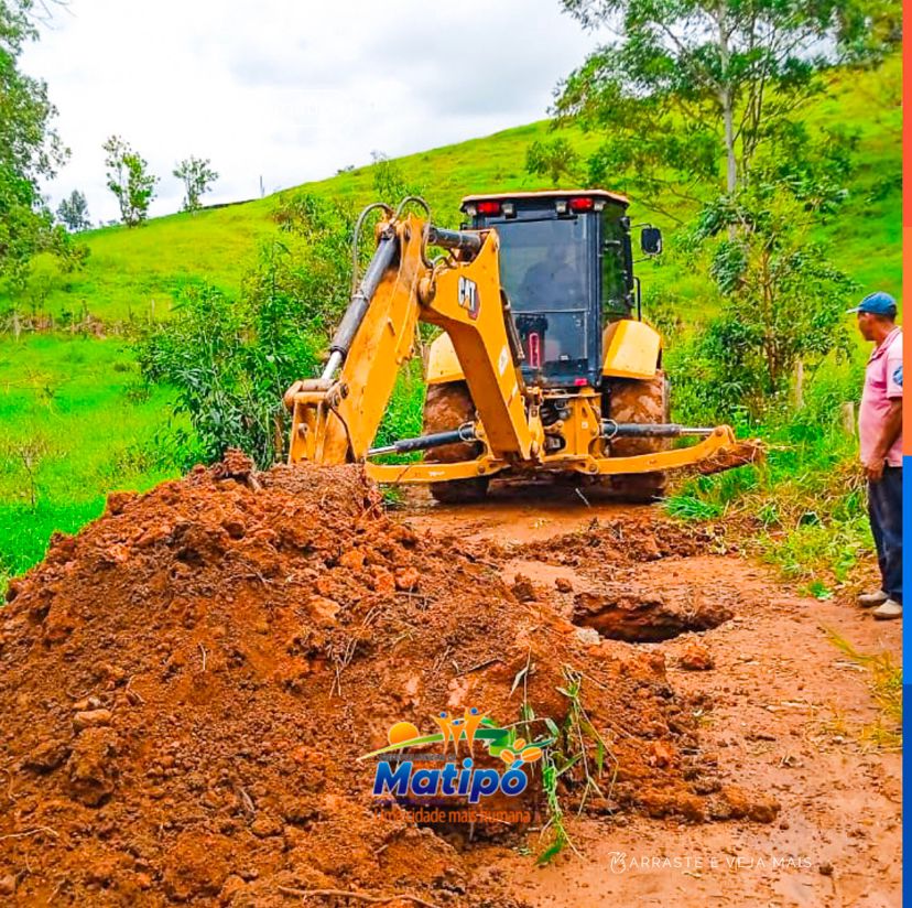 Prefeitura de Matipó Realiza Reparo e Manutenção em Estrada Rural no Córrego Bom Destino, em Padre Fialho.