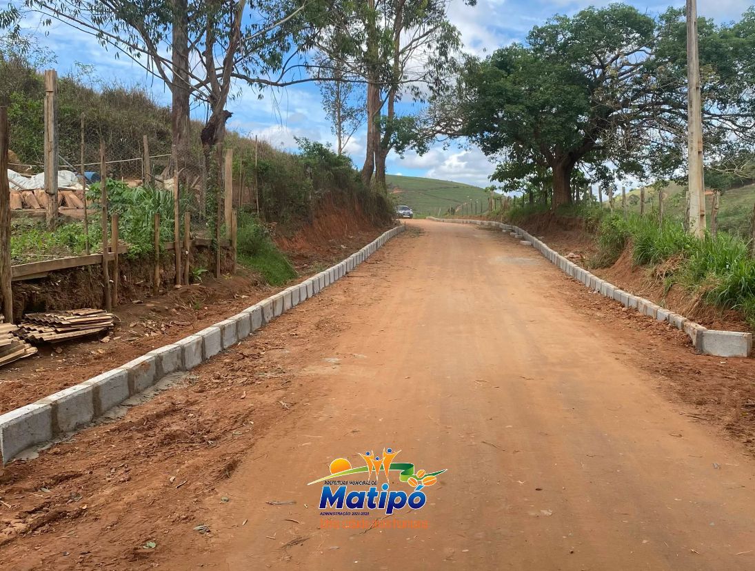 Buscando melhorar e dar comodidade a toda população a Prefeitura de Matipó realiza pavimentação de vias rurais na Comunidade dos Deco no Córrego São Joaquim, Zona Rural. 